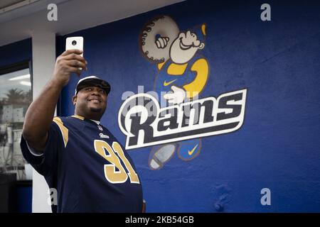 Tony Rome, fan dei Los Angeles Rams, si presenta per una foto davanti al segno di Randy's Donuts, ridipinta per celebrare l'offerta del Los Angeles Rams's Super Bowl. Los Angeles, California il 29 gennaio 2019. I Los Angeles Rams giocheranno contro i New England Patriots nel Super Bowl. (Foto di Ronen Tivony/NurPhoto) Foto Stock