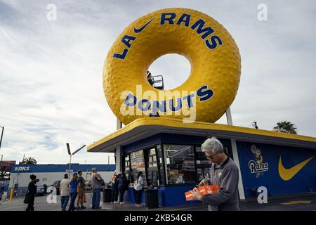 L'iconico cartello di Randy's Donuts viene ridipinto per celebrare l'avanzamento dei Los Angeles Rams al NFL Super Bowl. Los Angeles, California il 29 gennaio 2019. I Los Angeles Rams giocheranno contro i New England Patriots nel Super Bowl. (Foto di Ronen Tivony/NurPhoto) Foto Stock