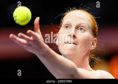 Alison Van Uytvanck del Belgio serve la palla durante la partita di tennis del WTA St. Petersburg Ladies Trophy 2019 contro Aryna Sabalenka della Bielorussia il 31 gennaio 2019 a San Pietroburgo, Russia. (Foto di Mike Kireev/NurPhoto) Foto Stock