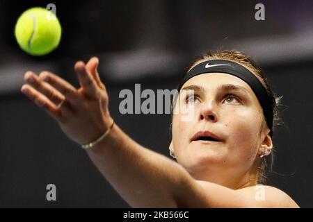 Aryna Sabalenka di Bielorussia serve la palla durante la partita di tennis del WTA St. Petersburg Ladies Trophy 2019 contro Ekaterina Alexandrova di Russia il 1 febbraio 2019 a San Pietroburgo, Russia. (Foto di Mike Kireev/NurPhoto) Foto Stock