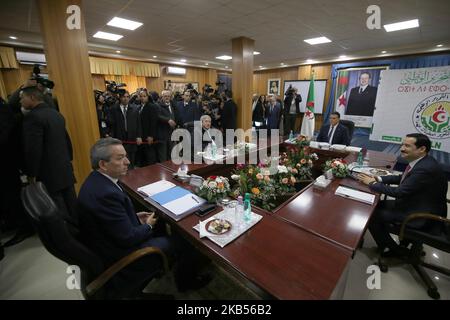 Alleanza presidenziale FLN, Mouad Bouchareb, Segretario Generale del Rally democratico Nazionale (RND), Ahmed Ouyahia, Presidente del movimento popolare algerino (MPA), Amara Benyoyes, E il presidente di Tadjamoue Amel El Djazair (TAJ), Amar Ghoul si è riunito alla sede del partito del fronte di Liberazione Nazionale (FLN) ad Algeri, in Algeria il 2 febbraio 2019 ha annunciato che il presidente della Repubblica, Abdelaziz Bouteflika, sarà loro candidato alle elezioni presidenziali del 18 aprile. (Foto di Billal Bensalem/NurPhoto) Foto Stock