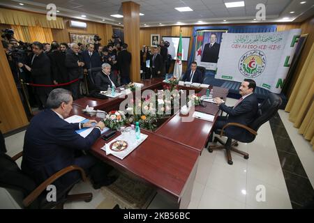 Alleanza presidenziale FLN, Mouad Bouchareb, Segretario Generale del Rally democratico Nazionale (RND), Ahmed Ouyahia, Presidente del movimento popolare algerino (MPA), Amara Benyoyes, E il presidente di Tadjamoue Amel El Djazair (TAJ), Amar Ghoul si è riunito alla sede del partito del fronte di Liberazione Nazionale (FLN) ad Algeri, in Algeria il 2 febbraio 2019 ha annunciato che il presidente della Repubblica, Abdelaziz Bouteflika, sarà loro candidato alle elezioni presidenziali del 18 aprile. (Foto di Billal Bensalem/NurPhoto) Foto Stock