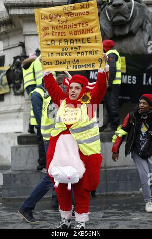 I manifestanti partecipano ad una manifestazione anti-governativa chiamata dal movimento 'gilet jaune' (giubbotto giallo) a Parigi, in Francia, il 2 febbraio 2019. Il movimento 'Yellow Vest' (Gilets Jaunes) in Francia è iniziato originariamente come una protesta per i previsti aumenti del carburante, ma si è trasformato in una protesta di massa contro le politiche del presidente e lo stile top-down di governo. (Foto di Mehdi Taamallah / NurPhoto) (Foto di Mehdi Taamallah/NurPhoto) Foto Stock