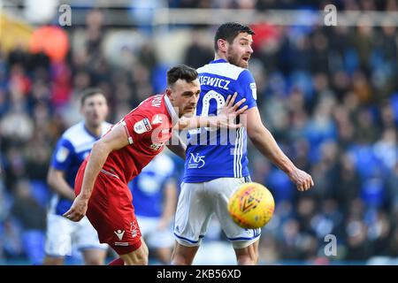 Jack Robinson (18) della Foresta di Nottingham con il Birmingham City Forward Lukas Jutkiewicz (10) durante la partita del Campionato Sky Bet tra Birmingham City e la Foresta di Nottingham a St Andrews a Birmingham, Regno Unito, sabato 2 febbraio 2019. (Foto di MI News/NurPhoto) Foto Stock