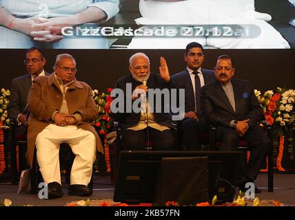 Il primo ministro indiano Narendra modi risponde a una domanda durante un'interazione online con studenti di diversi college e università dell'India a Srinagar, Kashmir, India il 3 febbraio 2019. Modi è in una visita di un giorno a Jammu, Ladakh e la valle del Kashmir per porre pietre di fondazione di progetti del valore di RS 35.000 crore e inaugurare progetti del valore di RS 9.000 crore.A chiusura completa è stato osservato attraverso la valle del Kashmir contro la visita del primo ministro indiano Narendra modi. Il blocco è stato chiamato dai leader separatisti di Kashmiri.i negozi e le imprese sono stati chiusi e il traffico Foto Stock