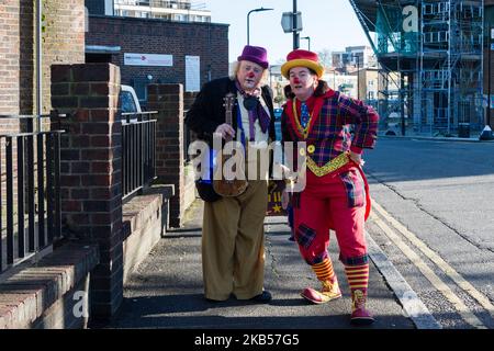 I clown si riuniscono fuori dalla All Saints Church di Haggerston, East London, Regno Unito, in vista del servizio annuale 73rd del 3 febbraio 2019. Ogni anno i clown partecipano a questa speciale messa per commemorare Joseph Grimaldi (1778-1837) conosciuto come il 'padre' del clowning contemporaneo. (Foto di Wiktor Szymanowicz/NurPhoto) Foto Stock