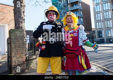 I clown si riuniscono fuori dalla All Saints Church di Haggerston, East London, Regno Unito, in vista del servizio annuale 73rd del 3 febbraio 2019. Ogni anno i clown partecipano a questa speciale messa per commemorare Joseph Grimaldi (1778-1837) conosciuto come il 'padre' del clowning contemporaneo. (Foto di Wiktor Szymanowicz/NurPhoto) Foto Stock