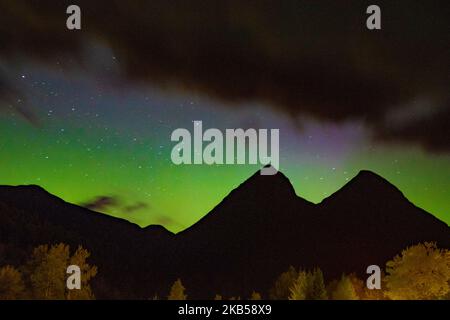 Aurora, conosciuta come l'aurora boreale, l'aurora boreale, l'aurora boreale, l'aurora boreale, ecc. come si vede a Valldalen in Norvegia il 1 settembre 2019. Valle di Valldal a circa 1,5 ora di auto da Alesund. Il fenomeno della luce naturale si manifesta nel cielo della Terra nelle regioni ad alta latitudine vicino all'Artico e all'Antartico. La luce fluorescente nel cielo notturno è il risultato di un disturbo della magnetosfera causato dal vento solare, alterando le traiettorie delle particelle cariche nel vento solare e nel plasma magnetosferico nell'atmosfera superiore. La ionizzazione e l'eccitazione o Foto Stock
