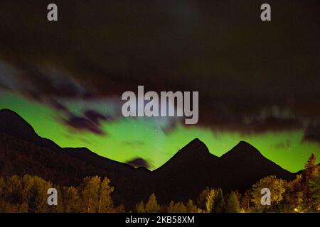 Aurora, conosciuta come l'aurora boreale, l'aurora boreale, l'aurora boreale, l'aurora boreale, ecc. come si vede a Valldalen in Norvegia il 1 settembre 2019. Valle di Valldal a circa 1,5 ora di auto da Alesund. Il fenomeno della luce naturale si manifesta nel cielo della Terra nelle regioni ad alta latitudine vicino all'Artico e all'Antartico. La luce fluorescente nel cielo notturno è il risultato di un disturbo della magnetosfera causato dal vento solare, alterando le traiettorie delle particelle cariche nel vento solare e nel plasma magnetosferico nell'atmosfera superiore. La ionizzazione e l'eccitazione o Foto Stock