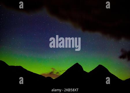 Aurora, conosciuta come l'aurora boreale, l'aurora boreale, l'aurora boreale, l'aurora boreale, ecc. come si vede a Valldalen in Norvegia il 1 settembre 2019. Valle di Valldal a circa 1,5 ora di auto da Alesund. Il fenomeno della luce naturale si manifesta nel cielo della Terra nelle regioni ad alta latitudine vicino all'Artico e all'Antartico. La luce fluorescente nel cielo notturno è il risultato di un disturbo della magnetosfera causato dal vento solare, alterando le traiettorie delle particelle cariche nel vento solare e nel plasma magnetosferico nell'atmosfera superiore. La ionizzazione e l'eccitazione o Foto Stock