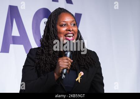 Dawn Butler, segretario ombra alle Donne e alle pari opportunità, parla a migliaia di dimostranti pro-UE riuniti per un raduno trasversale in Parliament Square, organizzato dalla People's Vote Campaign il 04 settembre 2019 a Londra, Inghilterra, Per protestare contro la strategia Brexit di Boris Johnson, che prevede di lasciare l'UE il 31 ottobre 2019 con o senza un accordo di uscita. (Foto di Wiktor Szymanowicz/NurPhoto) Foto Stock