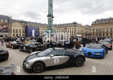 In occasione di 110 anni di Bugatti, 23 proprietari di Chiron e Veyron viaggiano attraverso la Francia fino al loro stabilimento di assemblaggio a Molsheim. Qui le vetture hanno riunito Place Vendome a Parigi, in Francia, il 29 agosto 2019. (Foto di Mehdi Taamallah/ Nurphoto) Foto Stock