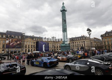 In occasione di 110 anni di Bugatti, 23 proprietari di Chiron e Veyron viaggiano attraverso la Francia fino al loro stabilimento di assemblaggio a Molsheim. Qui le vetture hanno riunito Place Vendome a Parigi, in Francia, il 29 agosto 2019. (Foto di Mehdi Taamallah/ Nurphoto) Foto Stock