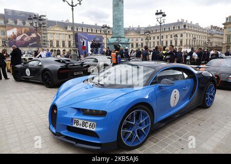 In occasione di 110 anni di Bugatti, 23 proprietari di Chiron e Veyron viaggiano attraverso la Francia fino al loro stabilimento di assemblaggio a Molsheim. Qui le vetture hanno riunito Place Vendome a Parigi, in Francia, il 29 agosto 2019. (Foto di Mehdi Taamallah/ Nurphoto) Foto Stock