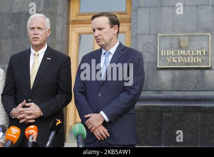 Il senatore degli Stati Uniti Chris Murphy (democratico del Connecticut)(R) e il senatore degli Stati Uniti Ron Johnson (repubblicano del Wisconsin)(L) parlano ai giornalisti dopo il loro incontro con il presidente ucraino Volodymyr Zelensky, al di fuori dell'ufficio presidenziale di Kiev, Ucraina, il 5 settembre 2019. (Foto di Str/NurPhoto) Foto Stock