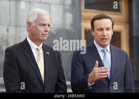 Il senatore degli Stati Uniti Chris Murphy (democratico del Connecticut)(R) e il senatore degli Stati Uniti Ron Johnson (repubblicano del Wisconsin)(L) parlano ai giornalisti dopo il loro incontro con il presidente ucraino Volodymyr Zelensky, al di fuori dell'ufficio presidenziale di Kiev, Ucraina, il 5 settembre 2019. (Foto di Str/NurPhoto) Foto Stock