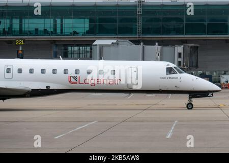 Loganair Embraer ERJ-145 come visto tassare presso l'aeroporto internazionale Stansted di Londra STN EGSS in Inghilterra, Regno Unito il 1st agosto 2019. Il velivolo regionale ha registrato G-SAJC e vola dal giugno 2000, per British Midland, poi bmi Regional fino al dicembre 2018. Loganair Scotland's Airline LM LOG ha una base a Glasgow. La compagnia collega la capitale britannica a Derry e Dundee. (Foto di Nicolas Economou/NurPhoto) Foto Stock