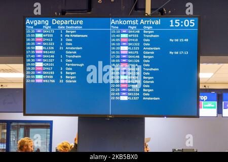 Schermo che mostra gli arrivi e le partenze, all'interno del terminal dell'aeroporto internazionale di Alesund AES ENAL, Vigra, che serve la città di Alesund nella contea di More og Romsdal, situato sull'isola di Vigra nel comune di Giske, Norvegia il 2 settembre 2019. L'aeroporto effettua voli nazionali e internazionali di linea e stagionali o charter per le vacanze estive verso la destinazione meridionale. (Foto di Nicolas Economou/NurPhoto) Foto Stock