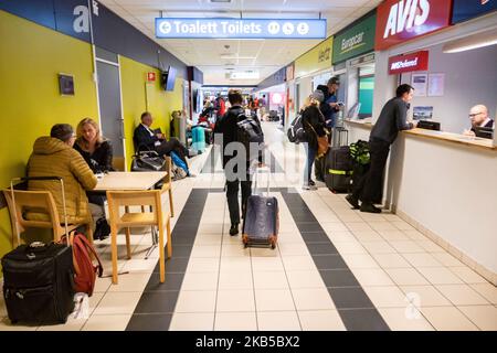 Prima del check-in sala partenze, all'interno del terminal dell'aeroporto internazionale di Alesund AES ENAL, Vigra, che serve la città di Alesund nella contea di More og Romsdal, situato sull'isola di Vigra nel comune di Giske, Norvegia il 2 settembre 2019. L'aeroporto effettua voli nazionali e internazionali di linea e stagionali o charter per le vacanze estive verso la destinazione meridionale. (Foto di Nicolas Economou/NurPhoto) Foto Stock