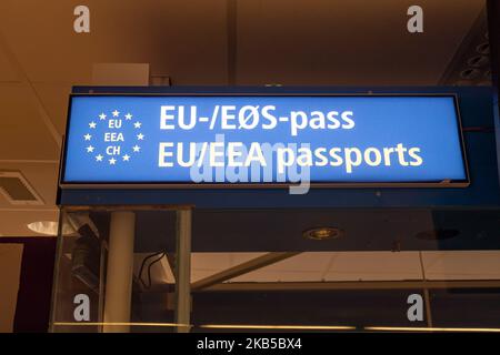 Cartelli di controllo dei passaporti UE/SEE con il simbolo della bandiera UE presso la sala delle partenze all'interno del terminal dell'aeroporto internazionale di Alesund AES ENAL, Vigra, che serve la città di Alesund nella contea di More og Romsdal, situata sull'isola di Vigra, nel comune di Giske, Norvegia, il 2 settembre 2019. L'aeroporto effettua voli nazionali e internazionali di linea e stagionali o charter per le vacanze estive verso la destinazione meridionale. (Foto di Nicolas Economou/NurPhoto) Foto Stock