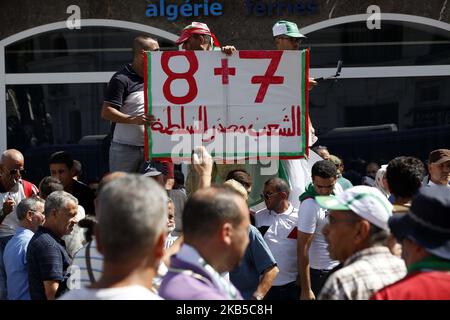 I manifestanti cantano slogan mentre marciano con bandiere nazionali algerine e segni anti-establishment durante una manifestazione contro la classe dominante nella capitale Algeri il 6 settembre 2019, per il 29th° venerdì consecutivo dall'inizio del movimento (Foto di Billal Bensalem/NurPhoto) Foto Stock