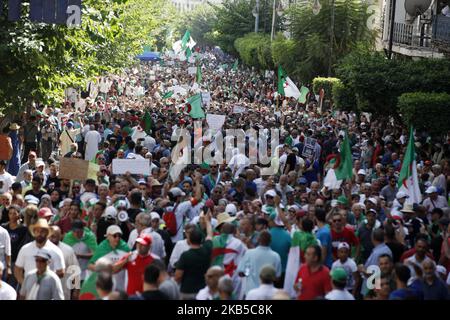 I manifestanti cantano slogan mentre marciano con bandiere nazionali algerine e segni anti-establishment durante una manifestazione contro la classe dominante nella capitale Algeri il 6 settembre 2019, per il 29th° venerdì consecutivo dall'inizio del movimento (Foto di Billal Bensalem/NurPhoto) Foto Stock