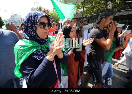 I manifestanti cantano slogan mentre marciano con bandiere nazionali algerine e segni anti-establishment durante una manifestazione contro la classe dominante nella capitale Algeri il 6 settembre 2019, per il 29th° venerdì consecutivo dall'inizio del movimento (Foto di Billal Bensalem/NurPhoto) Foto Stock