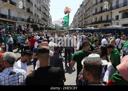 I manifestanti cantano slogan mentre marciano con bandiere nazionali algerine e segni anti-establishment durante una manifestazione contro la classe dominante nella capitale Algeri il 6 settembre 2019, per il 29th° venerdì consecutivo dall'inizio del movimento (Foto di Billal Bensalem/NurPhoto) Foto Stock