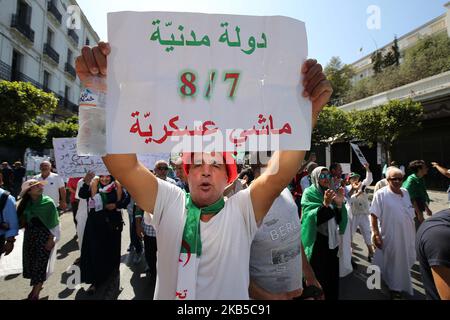 I manifestanti cantano slogan mentre marciano con bandiere nazionali algerine e segni anti-establishment durante una manifestazione contro la classe dominante nella capitale Algeri il 6 settembre 2019, per il 29th° venerdì consecutivo dall'inizio del movimento (Foto di Billal Bensalem/NurPhoto) Foto Stock