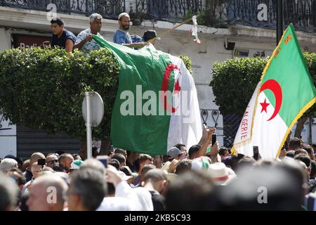 I manifestanti cantano slogan mentre marciano con bandiere nazionali algerine e segni anti-establishment durante una manifestazione contro la classe dominante nella capitale Algeri il 6 settembre 2019, per il 29th° venerdì consecutivo dall'inizio del movimento (Foto di Billal Bensalem/NurPhoto) Foto Stock