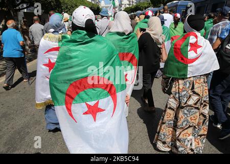 I manifestanti cantano slogan mentre marciano con bandiere nazionali algerine e segni anti-establishment durante una manifestazione contro la classe dominante nella capitale Algeri il 6 settembre 2019, per il 29th° venerdì consecutivo dall'inizio del movimento (Foto di Billal Bensalem/NurPhoto) Foto Stock