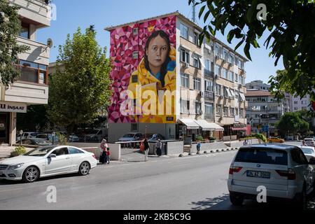 Il ritratto dell'attivista svedese del clima Greta Thunberg è stato dipinto dagli artisti murali portoghesi Dheo e Pariz One su un edificio il 6 settembre 2019 a Istanbul, in Turchia. Thunberg aveva avviato un movimento chiamato ''venerdì per il futuro'' per sottolineare il significato della giustizia climatica e ha ricevuto il sostegno di molti studenti di tutto il mondo, tra cui la Turchia. Ci sono state proteste e scioperi scolastici legati alla giustizia climatica, a seguito degli atti del giovane attivista. Venerdì per la Turchia futura ha condiviso una foto dell'opera con questo messaggio: ''saluti dalle strade di Kadikoy a Gret Foto Stock