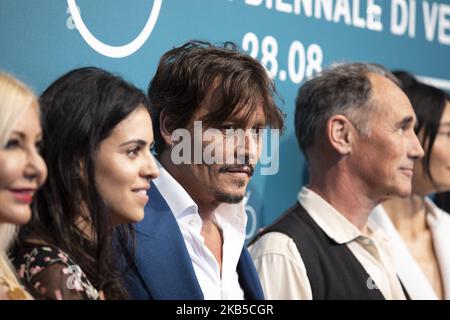 L'attore STATUNITENSE Johnny Depp (C) partecipa ad una fotocall del film ''Waiting for the Barbarians'' presentato in concorso il 6 settembre 2019 durante il 76th° Festival del Cinema di Venezia al Lido di Venezia. (Foto di Filippo Ciappi/NurPhoto) Foto Stock