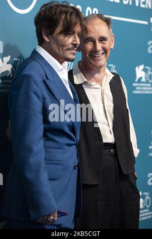L'attore STATUNITENSE Johnny Depp (L) e Mark Rylance frequentano la fotocall ''Waiting for the Barbars'' durante il 76th° Festival del Cinema di Venezia, il 06 settembre 2019 a Venezia. (Foto di Filippo Ciappi/NurPhoto) Foto Stock