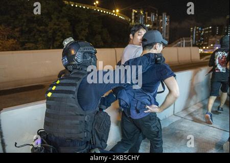 Un poliziotto di Riot è visto arrestare un manifestante a Hong Kong il 6 settembre 2019, Migliaia di persone circondano la stazione di polizia di Mong Kok in protesta â il protesta della Pro-democrazia è stato portato in piazza per il mese di passaggio per protestare contro â la polizia ha sparato gas lacrimogeno per disperdere il protesta â ha acceso il fuoco alle barricate nelle strade. (Foto di Vernon Yuen/NurPhoto) Foto Stock