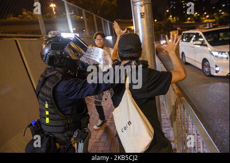 Un poliziotto di Riot è visto arrestare un manifestante a Hong Kong il 6 settembre 2019, migliaia di persone circondano la stazione di polizia di Mong Kok per protestare — il manifestante di Pro-democrazia sta prendendo per le strade per il mese di passaggio per protestare — la polizia ha sparato gas lacrimogeni per disperdere il manifestante — Il protester ha messo fuoco alle barricate nelle strade. (Foto di Vernon Yuen/NurPhoto) Foto Stock