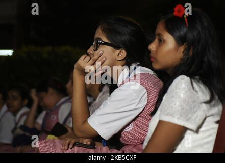 A Kolkata, India, 07 settembre 2019, gli studenti della scuola guardano lo schermo live di Chandrayaan2 che atterra sulla superficie lunare. Secondo ISRO (Indian Space Research Organisation), Vikram Lander era come previsto e le prestazioni normali sono state osservate fino a un'altitudine di 2,1km m. Dopo pochi minuti, la comunicazione dal lander alle stazioni di terra è stata persa. (Foto di Indranil Aditya/NurPhoto) Foto Stock