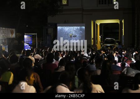 A Kolkata, India, 07 settembre 2019, gli studenti della scuola guardano lo schermo live di Chandrayaan2 che atterra sulla superficie lunare. Secondo ISRO (Indian Space Research Organisation), Vikram Lander era come previsto e le prestazioni normali sono state osservate fino a un'altitudine di 2,1km m. Dopo pochi minuti, la comunicazione dal lander alle stazioni di terra è stata persa. (Foto di Indranil Aditya/NurPhoto) Foto Stock