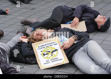 Estinzione gli attivisti e i sostenitori della ribellione partecipano alla manifestazione “Schiphol Die-in” presso l’aeroporto di Schiphol il 7 settembre 2019 ad Amsterdam, Paesi Bassi. I protettori ambientali della ribellione di estinzione hanno fatto una grande dimostrazione allo Schiphol contro l'espansione dell'aviazione e hanno lo scopo di richiamare l'attenzione su tali punti di vista in modo positivo, come la limitazione dell'uso di combustibili fossili e la necessità di ridurre l'aviazione. (Foto di Paulo Amorim/NurPhoto) Foto Stock