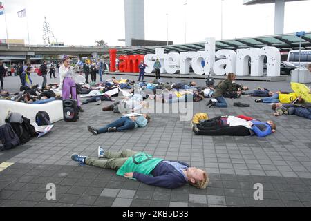 Estinzione gli attivisti e i sostenitori della ribellione partecipano alla manifestazione “Schiphol Die-in” presso l’aeroporto di Schiphol il 7 settembre 2019 ad Amsterdam, Paesi Bassi. I protettori ambientali della ribellione di estinzione hanno fatto una grande dimostrazione allo Schiphol contro l'espansione dell'aviazione e hanno lo scopo di richiamare l'attenzione su tali punti di vista in modo positivo, come la limitazione dell'uso di combustibili fossili e la necessità di ridurre l'aviazione. (Foto di Paulo Amorim/NurPhoto) Foto Stock