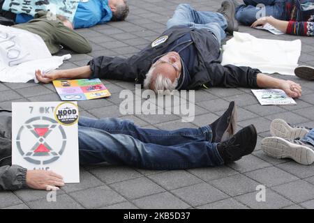 Estinzione gli attivisti e i sostenitori della ribellione partecipano alla manifestazione “Schiphol Die-in” presso l’aeroporto di Schiphol il 7 settembre 2019 ad Amsterdam, Paesi Bassi. I protettori ambientali della ribellione di estinzione hanno fatto una grande dimostrazione allo Schiphol contro l'espansione dell'aviazione e hanno lo scopo di richiamare l'attenzione su tali punti di vista in modo positivo, come la limitazione dell'uso di combustibili fossili e la necessità di ridurre l'aviazione. (Foto di Paulo Amorim/NurPhoto) Foto Stock