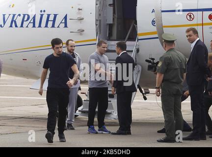 Il presidente ucraino Volodymyr Zelensky (3-R) accoglie gli ucraini liberati, che sono stati incarcerati in Russia, al loro arrivo dopo lo scambio dei prigionieri Russia-Ucraina, all'aeroporto internazionale di Borispil vicino Kiev, Ucraina, il 07 settembre 2019 (Foto di Str/NurPhoto) Foto Stock