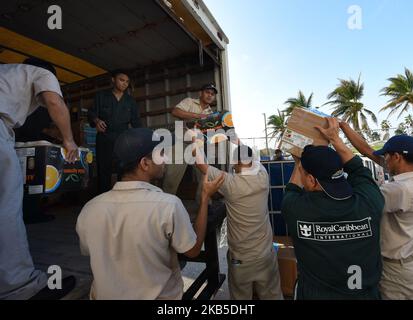 I membri dell'equipaggio di Royal Caribbean International's Mariner of the Seas scaricano 20.000 pasti preparati per le vittime dell'uragano Dorian in un camion il 7 settembre 2019 a Freeport, Bahamas. La nave sta anche fornendo circa 300 evacuati Freeport della tempesta con cibo, acqua, l'opportunità di fare una doccia, così come il trasporto a Nassau, New Providence. (Foto di Paul Hennessy/NurPhoto) Foto Stock