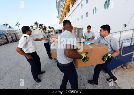 I membri dell'equipaggio di Royal Caribbean International's Mariner of the Seas scaricano 20.000 pasti preparati per le vittime dell'uragano Dorian il 7 settembre 2019 a Freeport, Bahamas. La nave sta anche fornendo circa 300 evacuati Freeport della tempesta con cibo, acqua, l'opportunità di fare una doccia, così come il trasporto a Nassau, New Providence. (Foto di Paul Hennessy/NurPhoto) Foto Stock