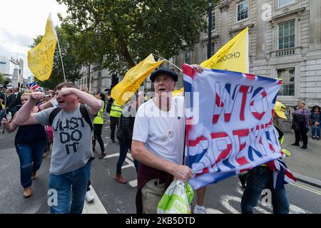 I sostenitori pro-Brexit di Tommy Robinson e Boris Johnson scendono a Whitehall il 07 settembre 2019 a Londra, in Inghilterra, mentre centinaia di dimostranti pro-UE prendono parte alle proteste “Stop al colpo di stato” contro la prorogazione del Parlamento britannico. Il primo ministro Boris Johnson ha suggerito di violare la legge, che si prevede riceverà il consenso reale lunedì, obbligandolo a chiedere una proroga dell’articolo 50 se non sarà stato stipulato un accordo sulla Brexit entro il 19 ottobre. (Foto di Wiktor Szymanowicz/NurPhoto) Foto Stock