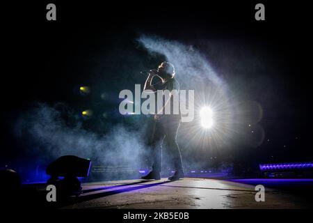 Tommaso Paradiso frontman del gruppo pop italiano ‘Thejornalisti’ si esibisce dal vivo sul palco durante il ‘Love Tour 2019’ al Circo massimo il 07 settembre 2019 a Roma. (Foto di Giuseppe Maffia/NurPhoto) Foto Stock