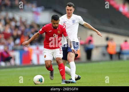 Il difensore d'Inghilterra Michael Keane combatte con il centrocampista bulgaro Wanderson durante il Gruppo UEFA euro 202 A incontro di qualificazione tra Inghilterra e Bulgaria al Wembley Stadium di Londra sabato 7th settembre 2019. (Foto di Jon Bromley/MI News/NurPhoto) Foto Stock