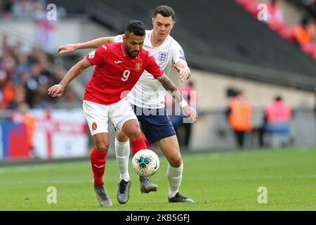 Il difensore d'Inghilterra Michael Keane mette sotto pressione il centrocampista bulgaro Wanderson durante la partita di qualificazione UEFA Euro 202 Group A tra Inghilterra e Bulgaria al Wembley Stadium di Londra sabato 7th settembre 2019. (Foto di Jon Bromley/MI News/NurPhoto) Foto Stock