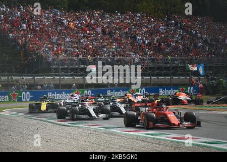 Charles Leclerc di Monaco alla guida della (16) Scuderia Ferrari SF90 guida Lewis Hamilton di Gran Bretagna alla guida della (44) Mercedes AMG Petronas F1 Team Mercedes W10 in pista durante il Gran Premio d'Italia F1 all'Autodromo di Monza il 08 settembre 2019 a Monza. (Foto di Andrea Diodato/NurPhoto) Foto Stock