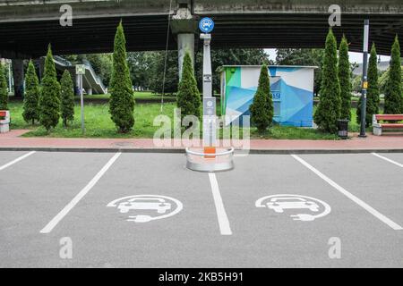 Stazione di ricarica per veicoli elettrici (caricabatterie) gestita dalla società Jantarenergo appartenente alla PAO Rosseti - una società elettrica russa si trova a Kaliningrad, Russia il 7th settembre 2019. (Foto di Michal Fludra/NurPhoto) Foto Stock